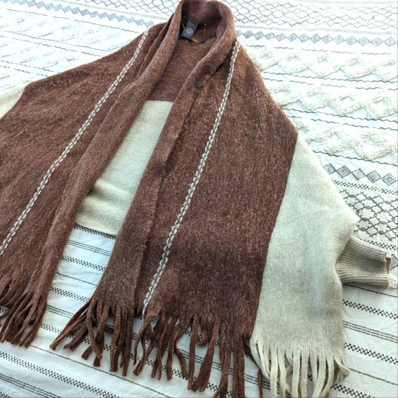 Vince Camuto Feels Like Home Topper/Ruana - Picture 1 of 12